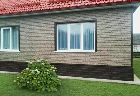 Фасадные (цокольные) панели Ю-Пласт Stone House / Стоун Хаус Кирпич, цвет коричневый, 3025х230 мм