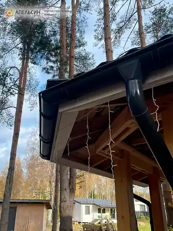 Монтаж металлочерепицы Grand Line + водосточная система КП. Изумрудные Горки