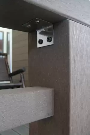 Стальной уголок CM Railing с саморезами