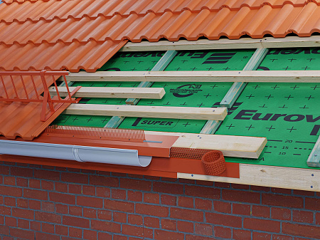 Карнизная сетка Eurovent Eaves Grate, 100 мм x 5 м, RAL 8004 кирпичный