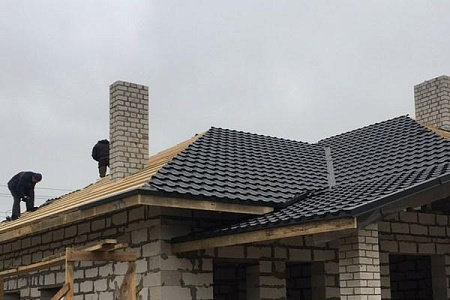 Металлочерепица Гранд Лайн / Grand Line, коллекция Kvinta uno (модульная), 0,5 Satin Zn 140, цвет RAL 9005 (черный янтарь)